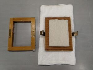 水がきれたら、タオルの上において上の木枠をはずす。