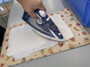 タオルをはずして、乾いたタオルの上にのせる。

さらし布の上からアイロンをかける。

乾いたら出来上がり！