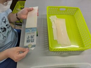 煮た牛乳パックは、両面のビニールをはがし、中のパルプを取り出します。