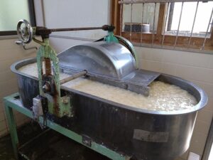 ビーターという機械に入れて攪拌（かくはん）し、繊維状に戻します。