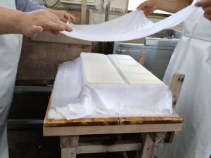 くっつきの防止のため一枚ずつ布をはさんでいきます。