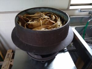 楮は一晩水にさらし、やわらかくして上皮である黒皮をたくります。